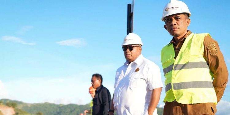 Gubernur Anwar Hafid bersama Dirjen Gakkum ESDM Saat Mengunjungi Kawasan Tambang Emas PT.CPM di Poboya,Kota Palu. Senin, (13/10/2025) Foto: Ist