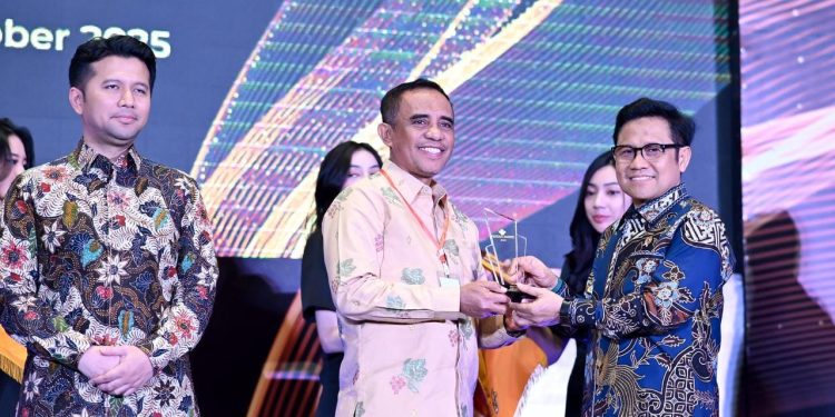 Gubernur Sulawesi Tengah, Anwar Hafid menerima Mandaya Awards dari Kementerian Koordinator Bidang Pemberdayaan Masyarakat, Jakarta,(16/10/2025). Foto: Ist