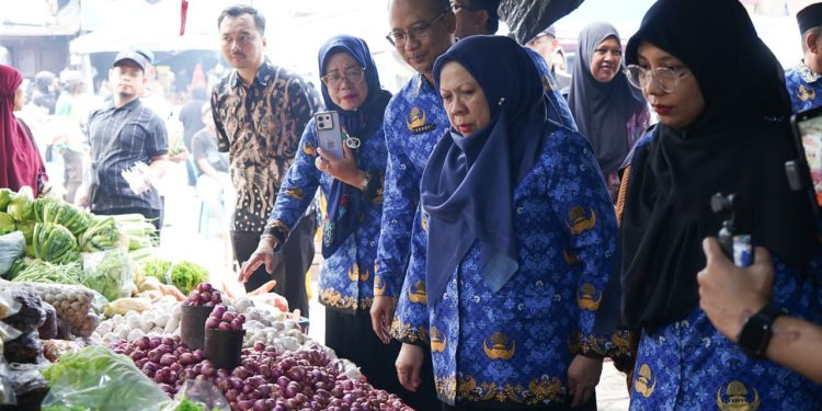 Wakil Gubernur Sulawesi Tengah, dr. Reny A. Lamadjido, melakukan inspeksi mendadak (sidak) ke sejumlah pasar di Kota Palu, Jumat (17/10/2025). Foto: Ist