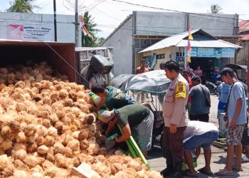 Polisi Evakuasi Truk Muat Kelapa Terguling di Bunta, Banggai