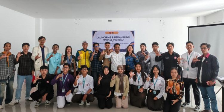 I Putu Andre Juliana, meluncurkan buku perdananya berjudul “Manage Yourself: Manajemen Diri untuk Hidup yang Terarah, Tumbuh, dan Bermakna”, Jumat, (17/10/2025) di Dinas Perpustakaan dan Kearsipan Kabupaten Banggai. Foto: Ist