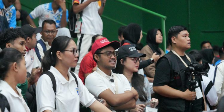 Ketua Umum Komite Olahraga Nasional Indonesia (KONI) Provinsi Sulawesi Tengah, Muhammad Fathur Razaq, bersama istri Atalla Tiara,  di GOR Kaliputu Djarum, Kudus,Jawa Tengah, Jumat (24/10/2025) Foto: Ist