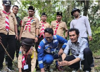 DSLNG dan Pramuka Kwarran Kintom Tanam 500 Bibit Pohon di Babang Buyangge