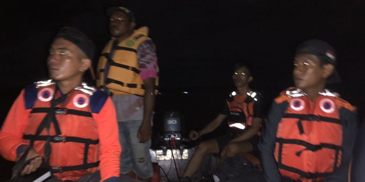 Operasi SAR pencarian seorang nelayan yang dilaporkan hilang di perairan Desa Dodung, Kecamatan Banggai, Kabupaten Banggai Laut, Sulawesi Tengah, Sabtu (4/10/2025) malam. (Handover)