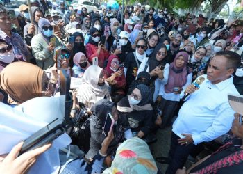 Gubernur Anwar Hafid Temui Massa P3K Donggala, Bahas Solusi Pembayaran Gaji dan THR