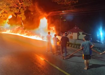 Bikin Heboh Warga! Mobil Terbakar Hebat di Depan Depot Pertamina Luwuk