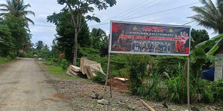 Spanduk "HANTAM" Himpunan Anti Tambang Tolak Segala Bentuk Aktivitas Pertambangan Terpajang di jalan desa Sumberagung, kecamatan nuhon, kabupaten Banggai. (Dok.Kilasbanggai.com)