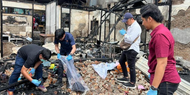 Tim Identifikasi Polres Banggai, Polda Sulteng, melakukan olah tempat kejadian perkara (TKP) kebakaran rumah di Jalan Sungai Musi, Kelurahan Soho, Kecamatan Luwuk, Selasa (11/11/2025) Foto:Ist