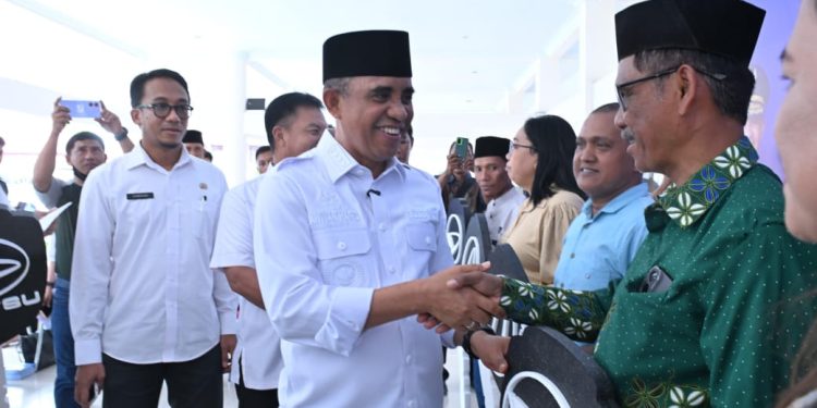 Gubernur Sulawesi Tengah, Dr. H. Anwar Hafid, M.Si, menyerahkan sebanyak 19 unit ambulance bantuan hibah keagamaan kepada rumah ibadah serta lembaga, organisasi, dan yayasan keagamaan di Sulawesi Tengah, Rabu(12/11/2025) Foto: Ist