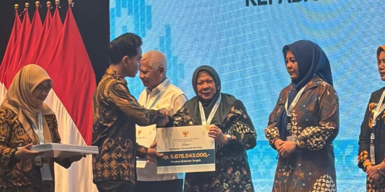Wakil Gubernur Sulawesi Tengah, dr. Reny A. Lamadjido, Sp.PK., M.Kes., mewakili Pemerintah Provinsi menerima Dana Insentif Fiskal (DIF) sebesar Rp5,6 miliar dari Kemenkeu RI, Jakarta, Rabu (12/11/2025) Foto: Ist