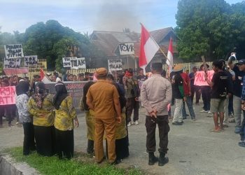 Ratusan Masyarakat Nuhon Banggai Turun Kejalan Gelar Aksi Tolak Segala Bentuk Aktivitas Pertambangan