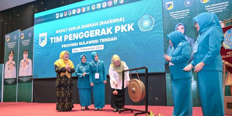 Wagub Sulteng dr. Reny A. Lamadjido, Sp.PK., M.Kes., secara resmi membuka Rakerda TP-PKK Provinsi Sulawesi Tengah Tahun 2025, di Hotel Santika, Palu, Rabu (19/11/2025) Foto: Ist
