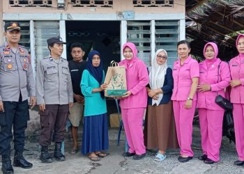 Wujud Kepedulian, Polisi Gerak Cepat Salurkan Bansos ke Korban Puting Beliung di Bunta Banggai