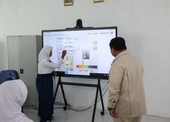 Perkuat Transformasi Sekolah Digital, Banggai Terima 586 Smartboard
