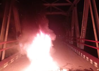 Gegara PLN Kerap Matikan Lampu, Warga Bunta Turun Kejalan Lakukan Aksi Bakar Ban