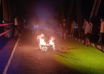 Dalam Semalam Warga Bunta 2 Kali Bakar Ban Dijalan, PLN Dinilai Pandang Enteng Warga