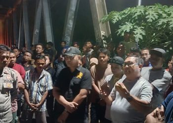 Meredam Masa, Camat dan Kapolsek Bunta Temui Warga Yang Lakukan Aksi Protes Terhadap PLN