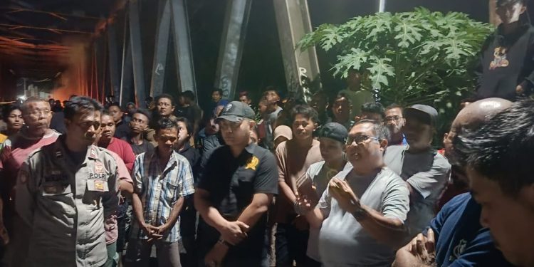 Camat Bunta (Buhari Malihat) dan Kapolsek Bunta (Iptu Safarudin Ramin) Turun Langsung Temui Warga Yang Lakukan Aksi Protes Terhadap PLN. (Dok. Kilasbanggai.com)