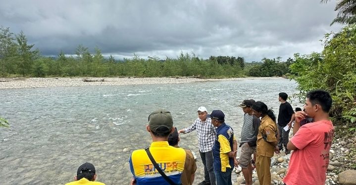 Sebelum resmi dilantik menjadi anggota DPRD Banggai, Rika Syarifudin (topi putih), membawa tim ahli dari Dinas PUPR Banggai untuk meninjau lokasi rencana pembangunan jembatan Masungkang pada Agustus 2024. Kini, pembangunan jembatan Masungkang sudah memasuki tahap perencanaan atau DED. (HO/Kilasbanggai)