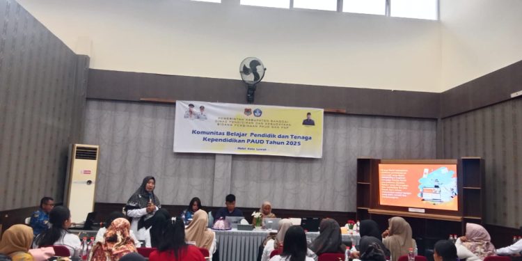 Dinas Pendidikan dan Kebudayaan Kabupaten Banggai melalui Bidang Pembinaan PAUD dan PNF menggelar pelatihan Komunitas Belajar bagi guru dan tenaga kependidikan PAUD. Acara yang diikuti 250 Kepala dan Guru PAUD se-Kabupaten Banggai ini berlangsung di Hotel Kota Luwuk pada Senin-Jumat (10-14/11/2025). (HO/Kilasbanggai)