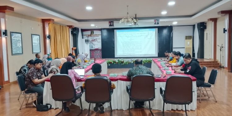 Kantor Wilayah Kementerian Hukum Sulawesi Tengah melalui Bidang Peraturan Perundang-undangan melaksanakan kegiatan Fasilitasi Harmonisasi Rancangan Peraturan Bupati Kabupaten Banggai Laut, bertempat di Aula Garuda Kanwil Kemenkum Sulteng, Kamis (13/11/2025). (HO/Kilasbanggai)