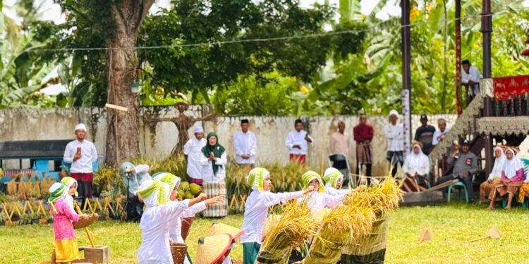 Ritual adat Mongkaan Pae Bu’o, merupakan tradisi syukuran masyarakat agraris suku Andio di Kecamatan Masama yang menunjukkan ungkapan syukur atas hasil panen padi yang melimpah. Festival Mongkaan Pae Bu’o menjadi rangkaian dari 2nd International Festival Lipu Celebes 2025 yang dilaksanakan oleh Dinas Pendidikan dan Kebudayaan Kabupaten Banggai. (HO/Kilasbanggai)