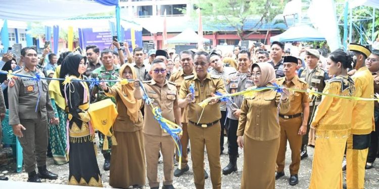 Gubernur Sulawesi Tengah Dr. H. Anwar Hafid, M.Si meresmikan gedung belajar baru SMK Negeri 1 Luwuk, Selasa (18/11/2025) Foto: Ist