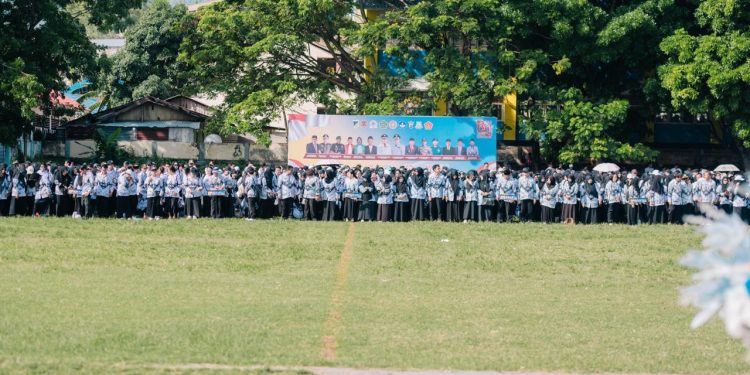 Persatuan Guru Republik Indonesia (PGRI) Kabupaten Banggai menggelar upacara peringatan Hari Ulang Tahun ke-80 PGRI dan Hari Guru Nasional, Selasa (25/11/2025), di Alun-alun Bumi Mutiara, Luwuk.
Kepala Dinas Pendidikan dan Kebudayaan Kabupaten Banggai Syafrudin Hinelo bertindak sebagai pembina upacara. (HO/Kilasbanggai)