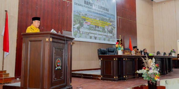 Sekretaris Daerah Kabupaten Banggai Moh. Ramli Tongko menyampaikan pengantar nota keuangan Rancangan Peraturan Daerah APBD Tahun 2026, Selasa (25/11/2025), dalam rapat paripurna DPRD Banggai di gedung Graha Pemda, Luwuk. (HO/Kilasbanggai)