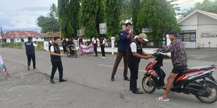 Anggota Cabjari Bunta bagikan stiker stop korupsi dan lawan korupsi di momen Hakordia tahun 2025. (Dok.Kilasbanggai.com)