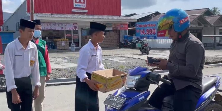 Aksi penggalangan dana PDNW Banggai untuk Korban Bencana alam Sumatera- Aceh di Pasar Rakyat Toili Barat, Kabupaten Banggai, Rabu (10/12/2025). Foto: Ist