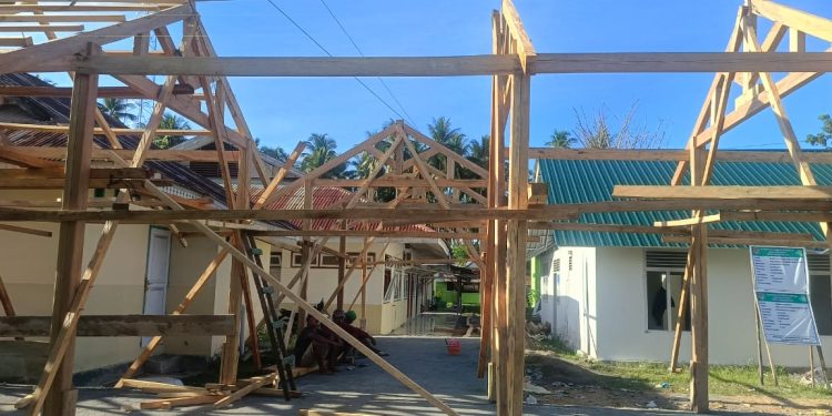 Pembangunan koridor yang menghubungkan rawat IGD dan Rawat Inap di puskesmas Bunta, Kecamatan Bunta, Kabupaten Banggai. (Dok.Kilasbanggai.com)