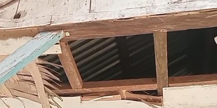 Kondisi Plafon jebol kantor Madrasah Ibtidaiyah Swasta (MIS) Tarbiyatunnasyi'in Desa Pasir Lamba, Kecamatan Toili Barat, kabupaten Banggai, Sulawesi Tengah, Selasa (16/12/2025), Foto: Ist.