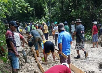 Aksi Nyata! Warga 5 Desa di Mantoh Banggai Gotong Royong Cor Jalan Rusak Secara Swadaya