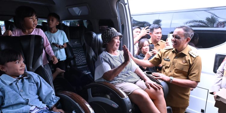 Gubernur Sulteng Dr. H. Anwar Hafid, M.Si secara resmi melepas peserta Program Berani Mudik Gratis di depan Kantor Gubernur Sulawesi Tengah, Senin (22/12/2025) Foto: Ist