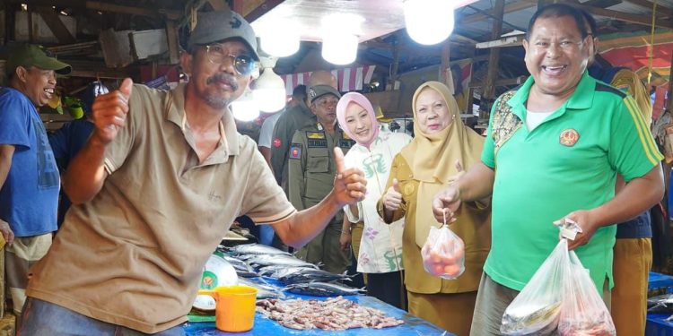 Wakil Gubernur Sulawesi Tengah, dr. Reny A. Lamadjido, bersama Ketua TP-PKK Provinsi Sulawesi Tengah Sry Nirwanti Bahasoan, serta Tim Pengendalian Inflasi Daerah (TPID) Provinsi Sulawesi Tengah, melaksanakan inspeksi mendadak (sidak) pasar pada Selasa (23/12/2025), Foto: Ist
