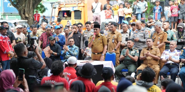 Gubernur Sulawesi Tengah Anwar Hafid bersama Kapolda Sulawesi Tengah dan Pangdam XXIII/Paka Wira turun langsung menemui ratusan masyarakat di Pelabuhan Pantoloan, Selasa (23/12/2025), Foto: Ist