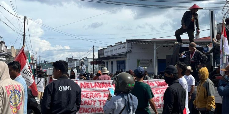 Ratusan massa yang tergabung dalam Aliansi Masyarakat Nelayan Pesisir Tojo Una-Una turun ke jalan melakukan aksi demonstrasi besar-besaran di sejumlah titik vital di Kabupaten Tojo Una-Una (Touna), Selasa (23/12/2025), Foto: Ist.