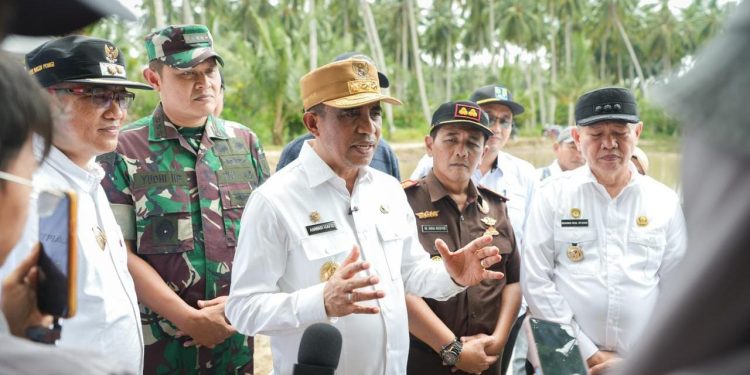 Gubernur Sulawesi Tengah Dr. H. Anwar Hafid, M.Si meninjau langsung lokasi program cetak sawah tahun 2025 di Desa Tulo, Kabupaten Sigi, Rabu (24/12/2025), Foto: Ist