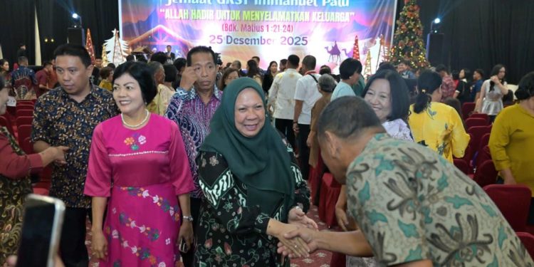 Wakil Gubernur Sulawesi Tengah dr. Reny A. Lamadjido, menghadiri Perayaan Natal Jemaat GKST Immanuel Palu yang digelar di Ballroom Merry Glow Palu, Rabu malam (24/12/2025), Foto: Ist