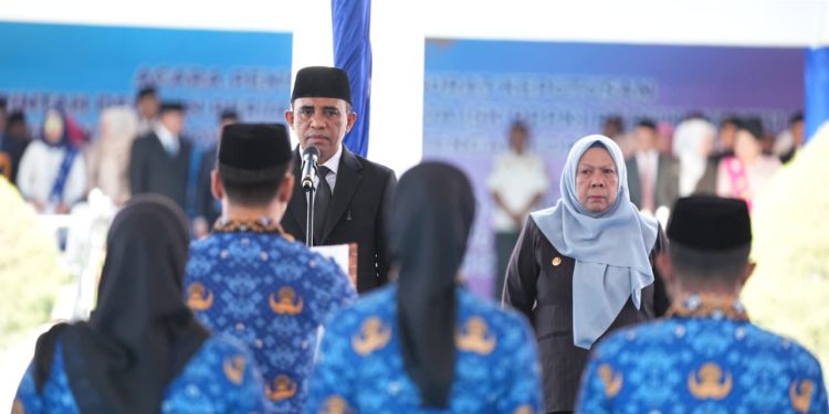 Gubernur Sulawesi Tengah Anwar Hafid didampingi Wakil Gubernur Sulteng dr. Reny Lamadjido melantik 36 pejabat eselon II, pejabat fungsional, serta menyerahkan Surat Keputusan (SK) pengangkatan kepada lebih dari 3.230 Pegawai Pemerintah dengan Perjanjian Kerja (PPPK) Paruh Waktu di lingkungan Pemerintah Provinsi Sulawesi Tengah, Rabu (31/12/2025), Foto: Ist