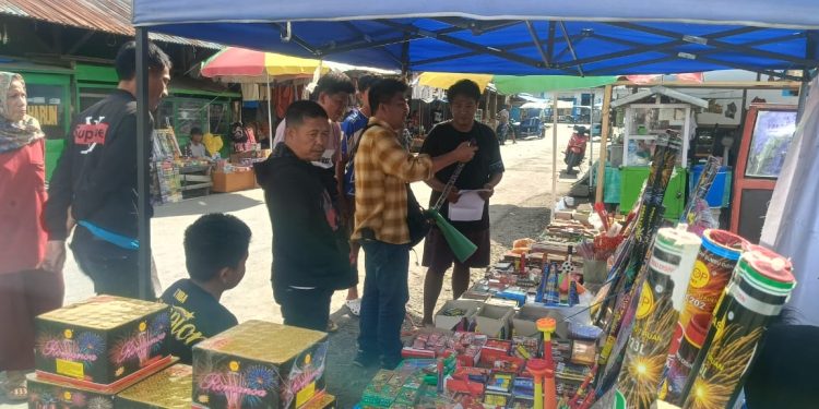 Kanitreskrim Polsek Bunta, Aiptu Romi Yusuf Kunjungi Pedagang Petasan di kompleks pasar Bunta. Dok.Ist