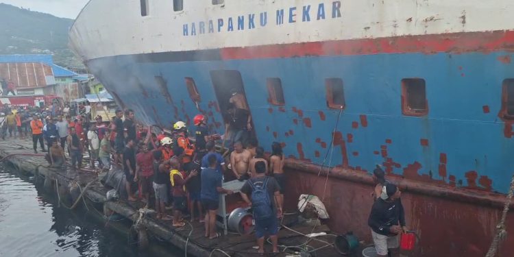 Tim SAR gabungan melakukan operasi pemadaman terhadap KM. Harapanku Mekar yang mengalami kebakaran di Pelabuhan Rakyat Luwuk, Kabupaten Banggai, Sulawesi Tengah, Jumat (5/12/2025) sore. (HO/Kilasbanggai)