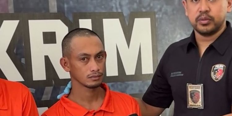 RP (33) menceritakan  detik-detik pembunuhan berantai di Desa Bolobungkang, Kecamatan Lobu, Kabupaten Banggai, Sulawesi Tengah, pada momen siaran pers di Mapolres Banggai, Minggu (21/12/2025). (Asnawi/Kilasbanggai)