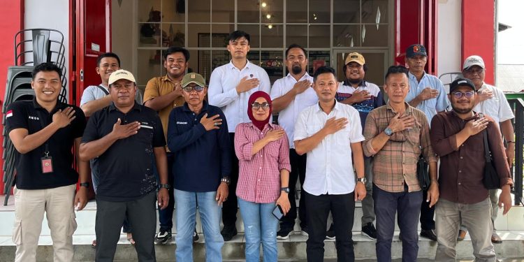 Kasat Reskrim Polres Bangkep, AKP Nanang Afrioko, menjalin silaturahmi dengan para jurnalis di Kabupaten Banggai Laut, Sulawesi Tengah. Silaturahmi dengan penuh nuansa keakraban itu berlangsung di kafe Aeroby Kota Banggai, Senin (22/12/2025). (HO/Kilasbanggai)