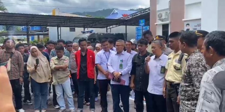 Ratusan warga yang tergabung dalam massa aksi Masyarakat Tanjung Sari mendatangi Kantor Pengadilan Negeri (PN) Luwuk pada Senin (12/1/2026), Foto: Ist