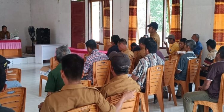 Yunius Langkumo kepala dusun mumpe, desa dodabunta, saat menyatakan sikap penolakan Rencana aktivitas pertambangan masuk. (Dok.Kilasbanggai.com)