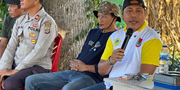 "Irwanto kulap" Ketua Kontak Tani Nelayan Andalan (KTNA) kabupaten Banggai saat menghadiri panen raya jagung bersama camat nuhon dan Kapolsek Bunta. (Dok.Ist)
