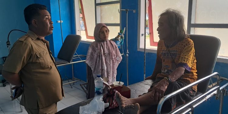 Demi kemanusiaan, Puskesmas Bunta berikan pelayanan terbaik pada pasien yang sakit di perkebunan tanpa identitas. (Dok.Ist)