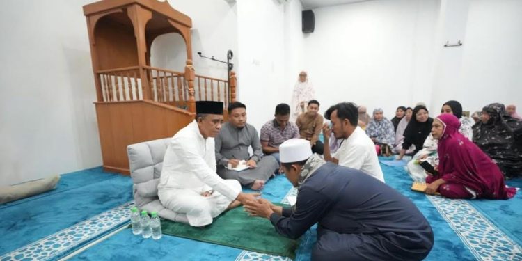 Pimpinan Pondok Pesantren Fathul Hikam Al Mubarak Nahdlatul Wathan Banggai, Sanusi, menemui Gubernur Anwar Hafid usai shalat Subuh berjamaah di Masjid Kantor Dinas ESDM Provinsi Sulawesi Tengah, Palu,  Rabu (21/1/2026) Foto: Istimewa